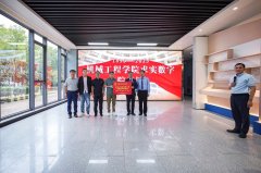 院带领取捐赠校友配合正在数字院史馆开合屏前