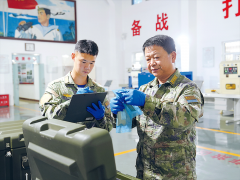 勤务学院某系教员海额角挂着精密的汗珠